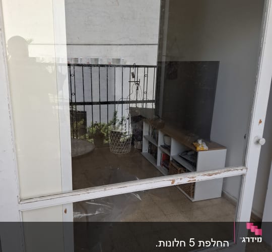 דלת זכוכית עם מסגרת עץ, נוף פנימי וחיצוני